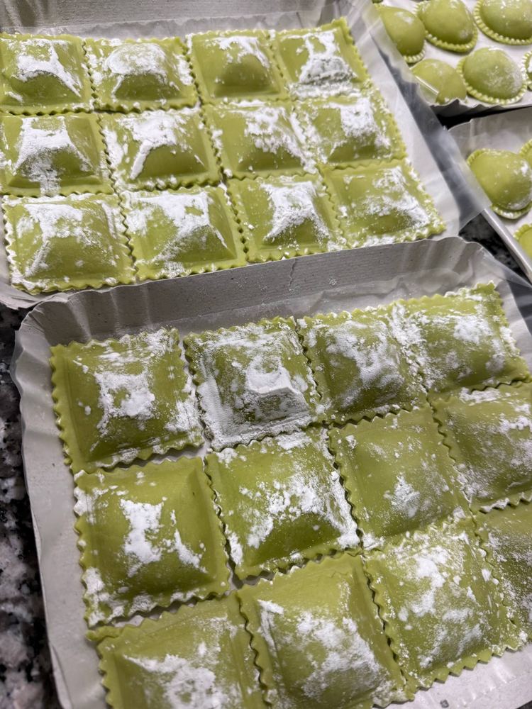 Raviolones verdes caseros espolvoreados con harina