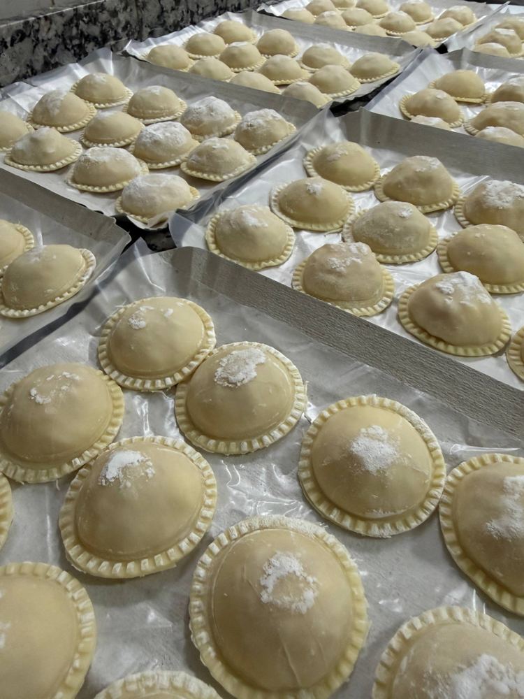 Sorrentinos caseros crudos sobre bandejas